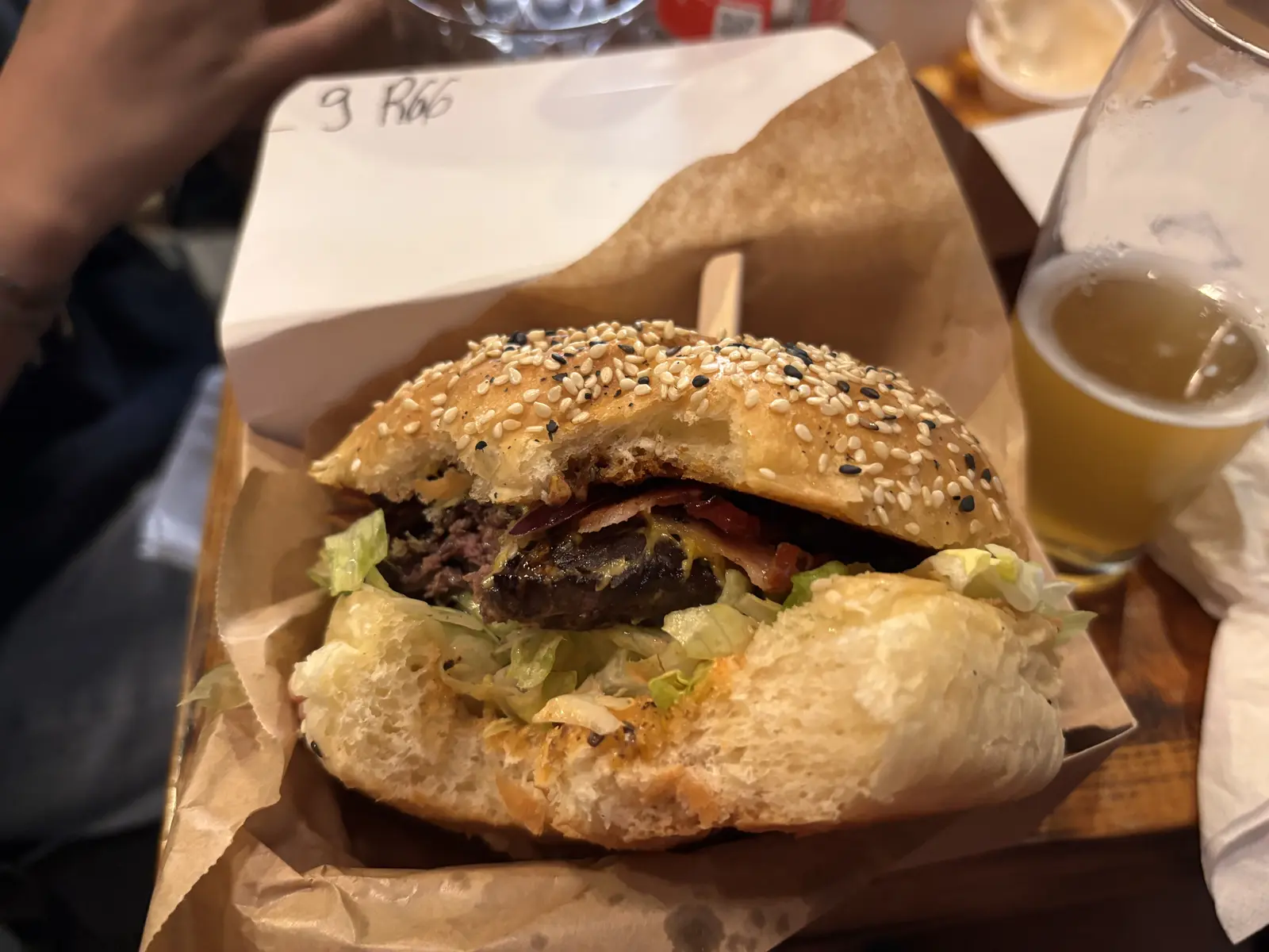 Un burger généreux au bacon et au cheddar, dégusté dans un petit bar de la vieille ville de Cracovie