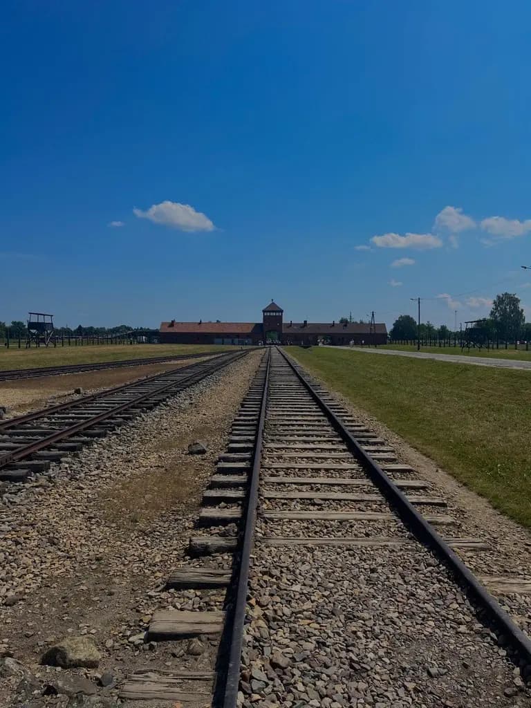 Le rotaie che conducono all'ingresso del campo di Auschwitz-Birkenau