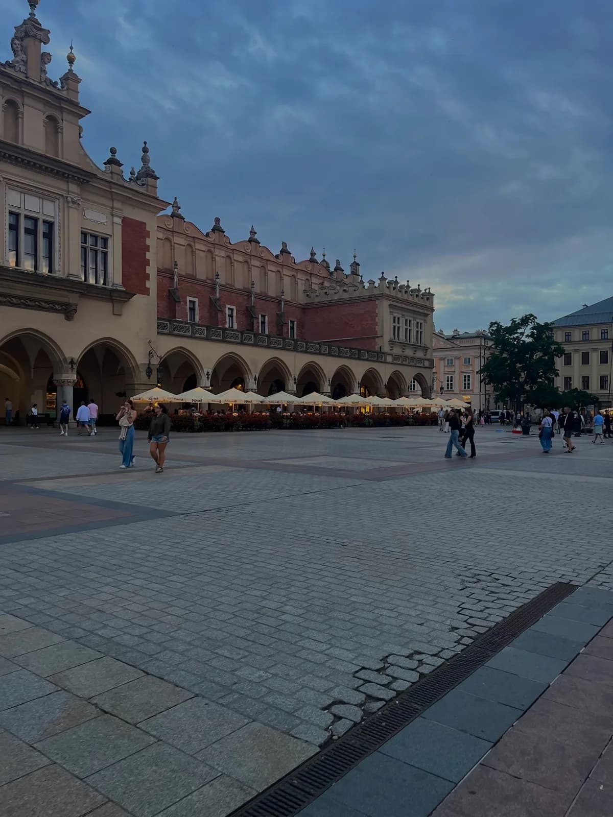 La place du Marché Principal (Rynek Główny) et les Halles aux draps sous un ciel couvert, Cracovie