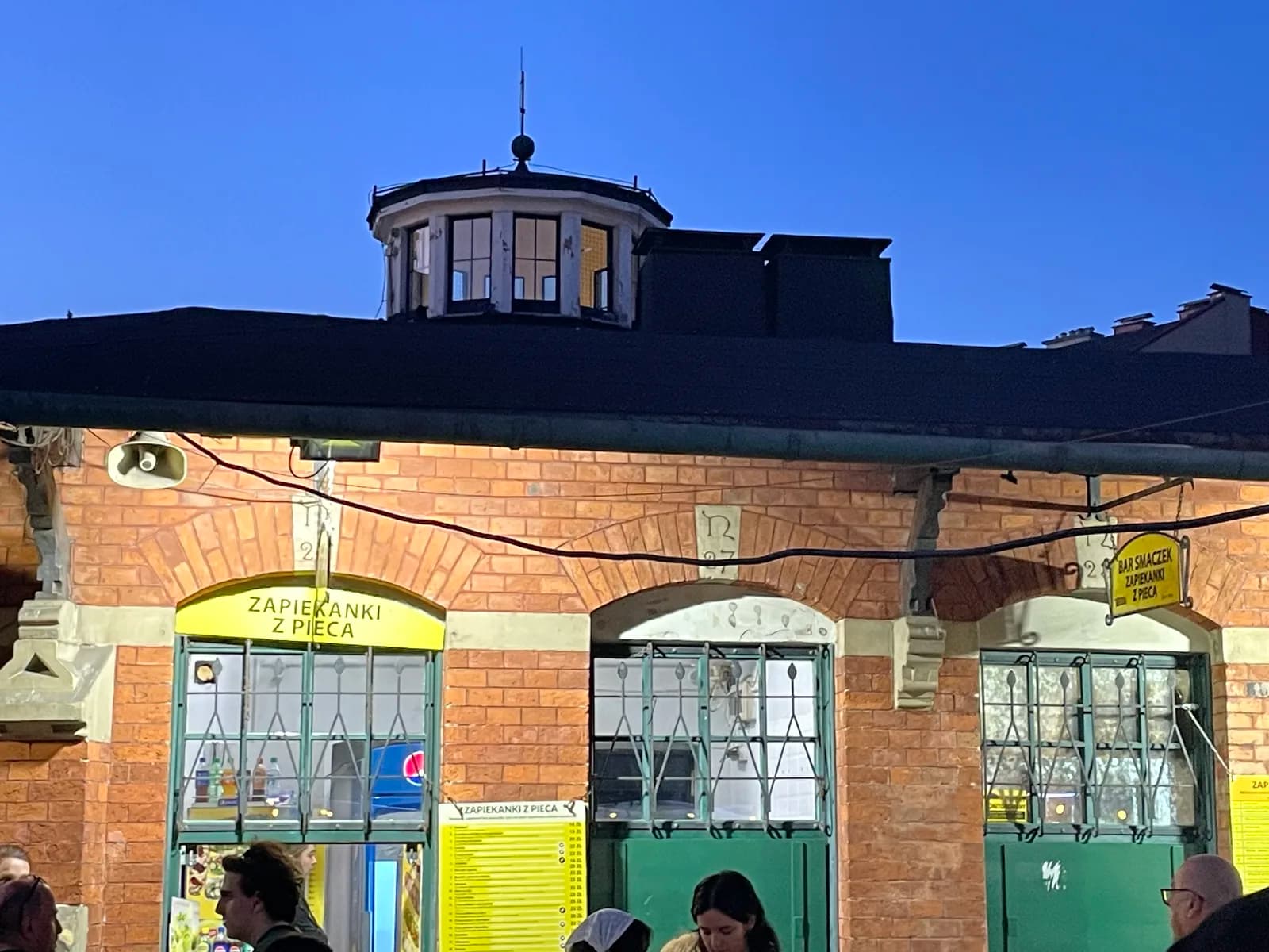 Les guichets de zapiekanki de l'Okrąglak, sur la place Nowy à Kazimierz, Cracovie