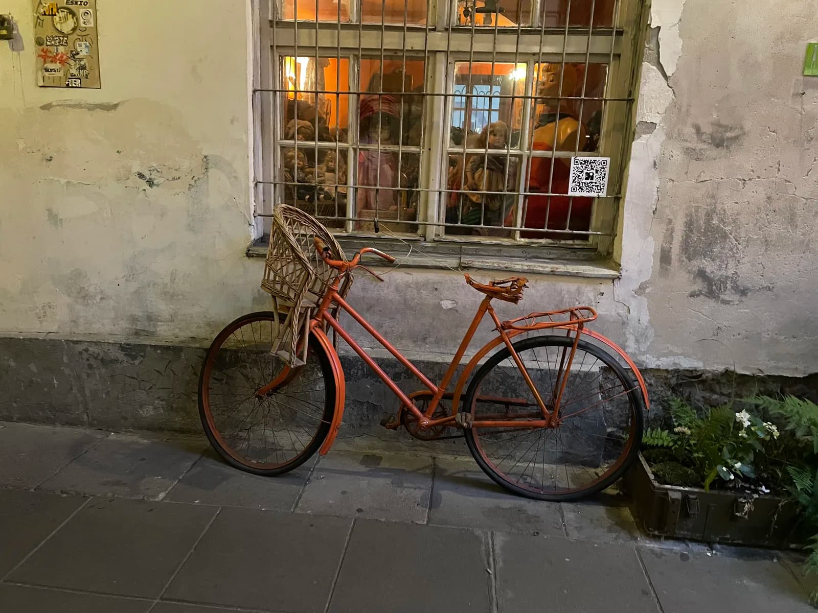 Un vieux vélo devant une façade de Kazimierz, Cracovie