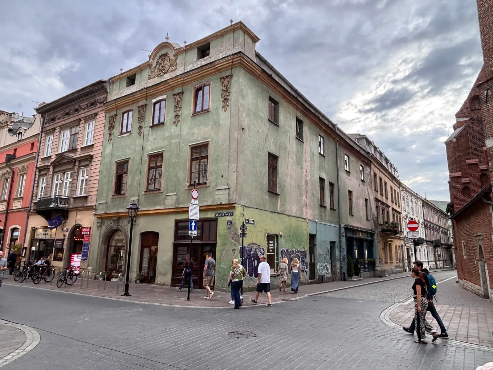 Una strada acciottolata della città vecchia di Cracovia
