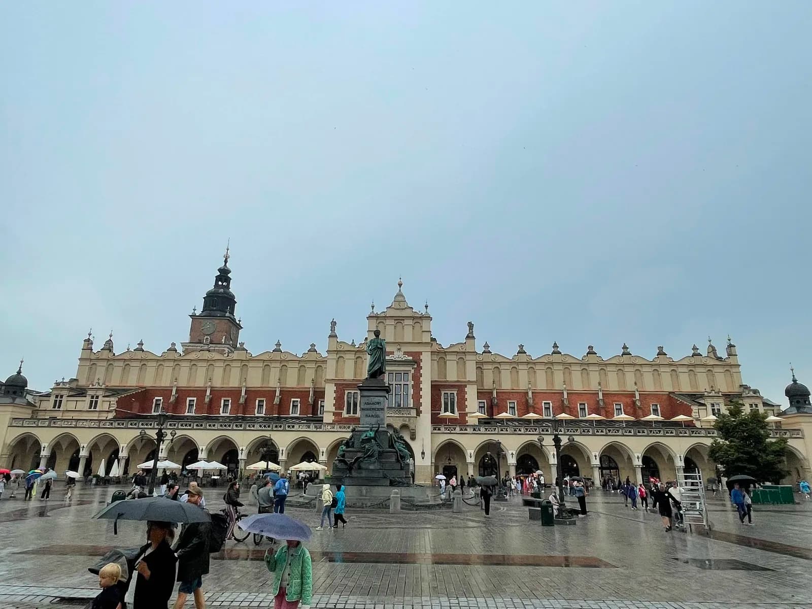 La piazza del Mercato Principale (Rynek Główny) e il Sukiennice sotto la pioggia, Cracovia