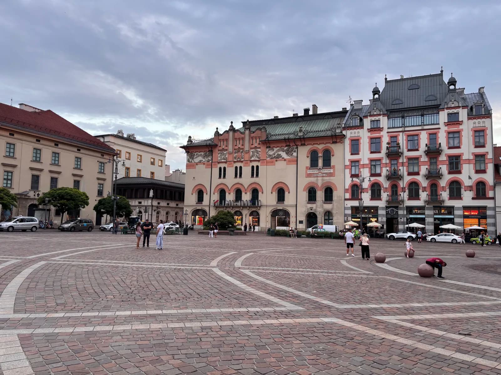 Una piazza della città vecchia di Cracovia, in serata