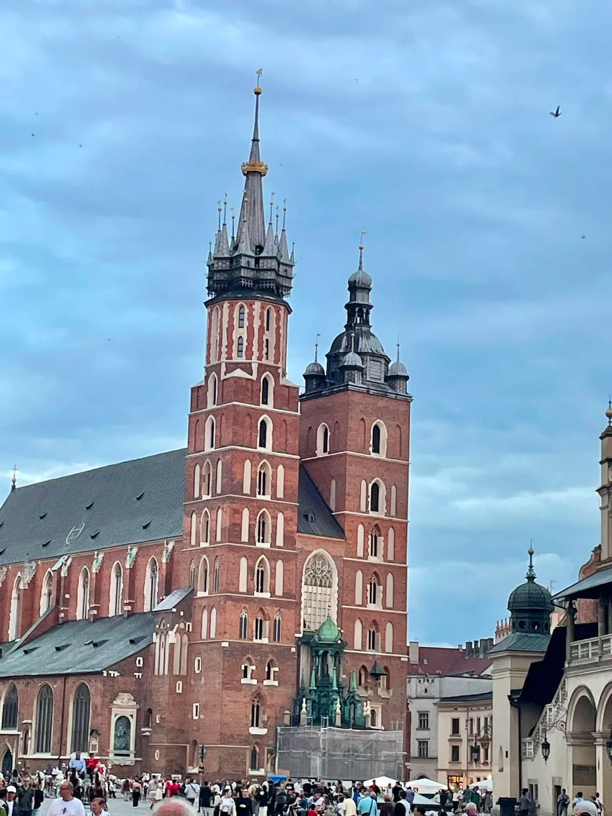 Les deux tours de la basilique Notre-Dame sur la place du Marché, Cracovie