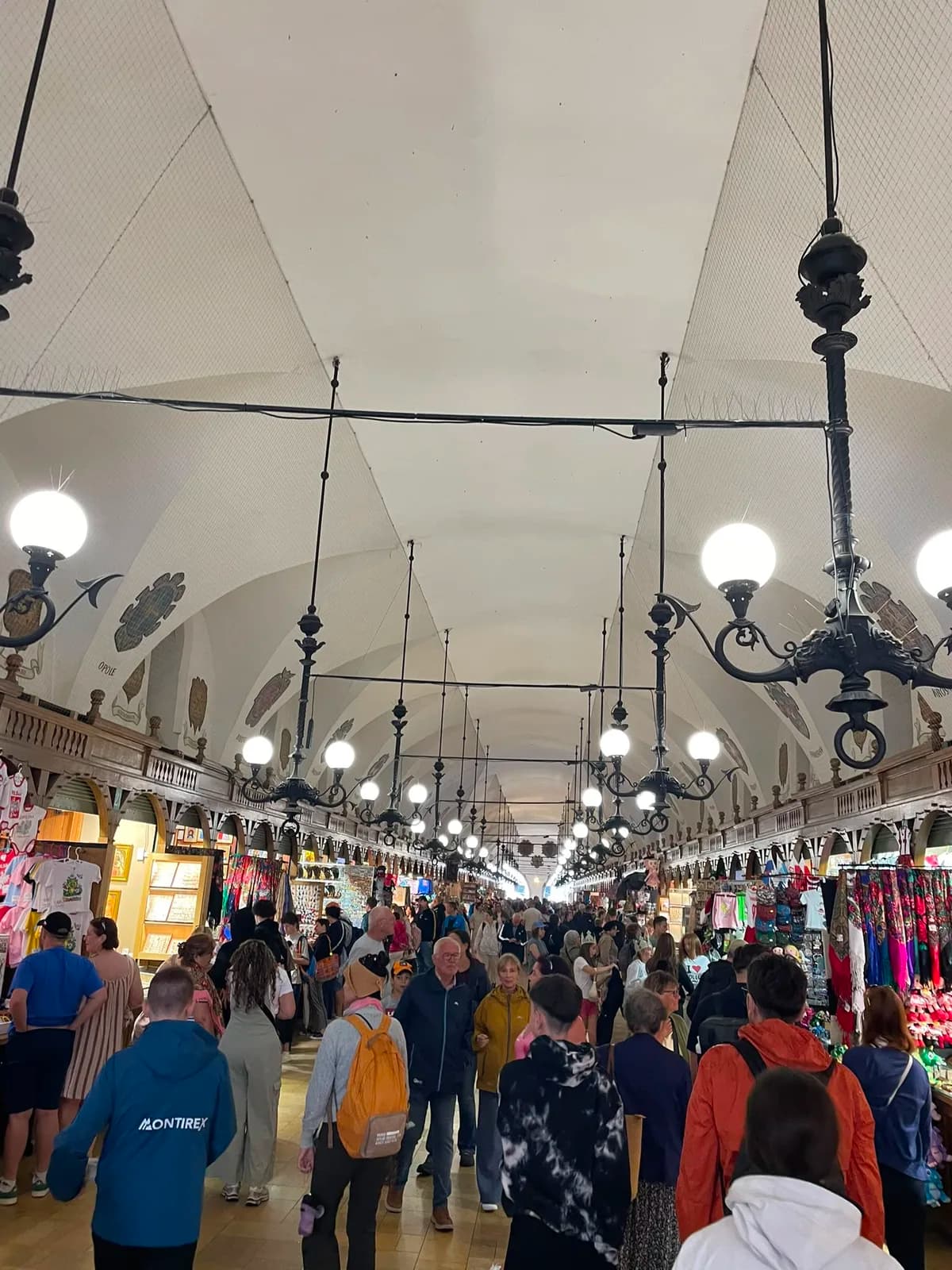 La galerie intérieure des Halles aux draps (Sukiennice) et ses échoppes, Cracovie