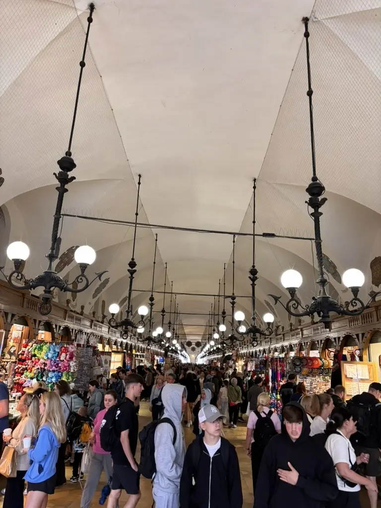 L'interno del Sukiennice, il mercato coperto di Cracovia