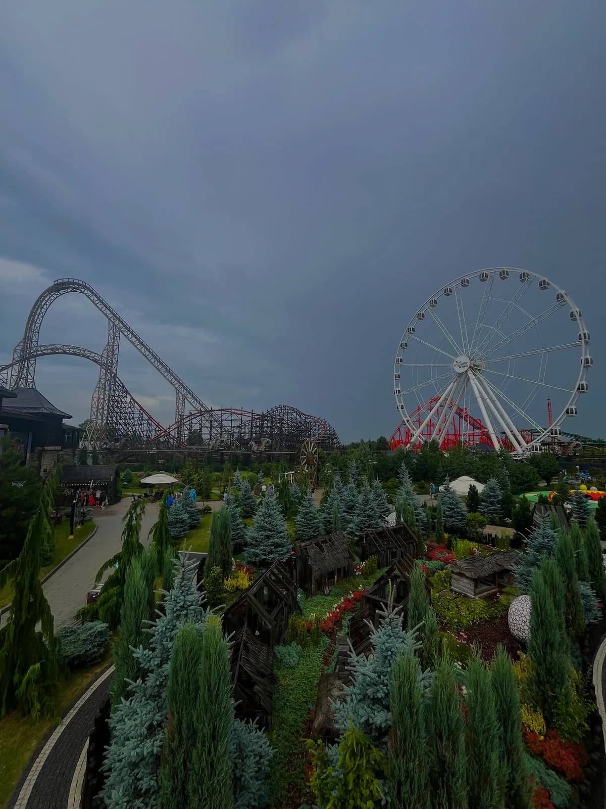 Un'attrazione ad alta emozione di Energylandia, uno dei più grandi parchi d'Europa