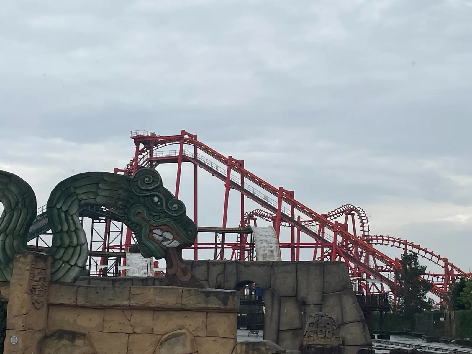 Un'attrazione ad alta emozione di Energylandia, uno dei più grandi parchi d'Europa