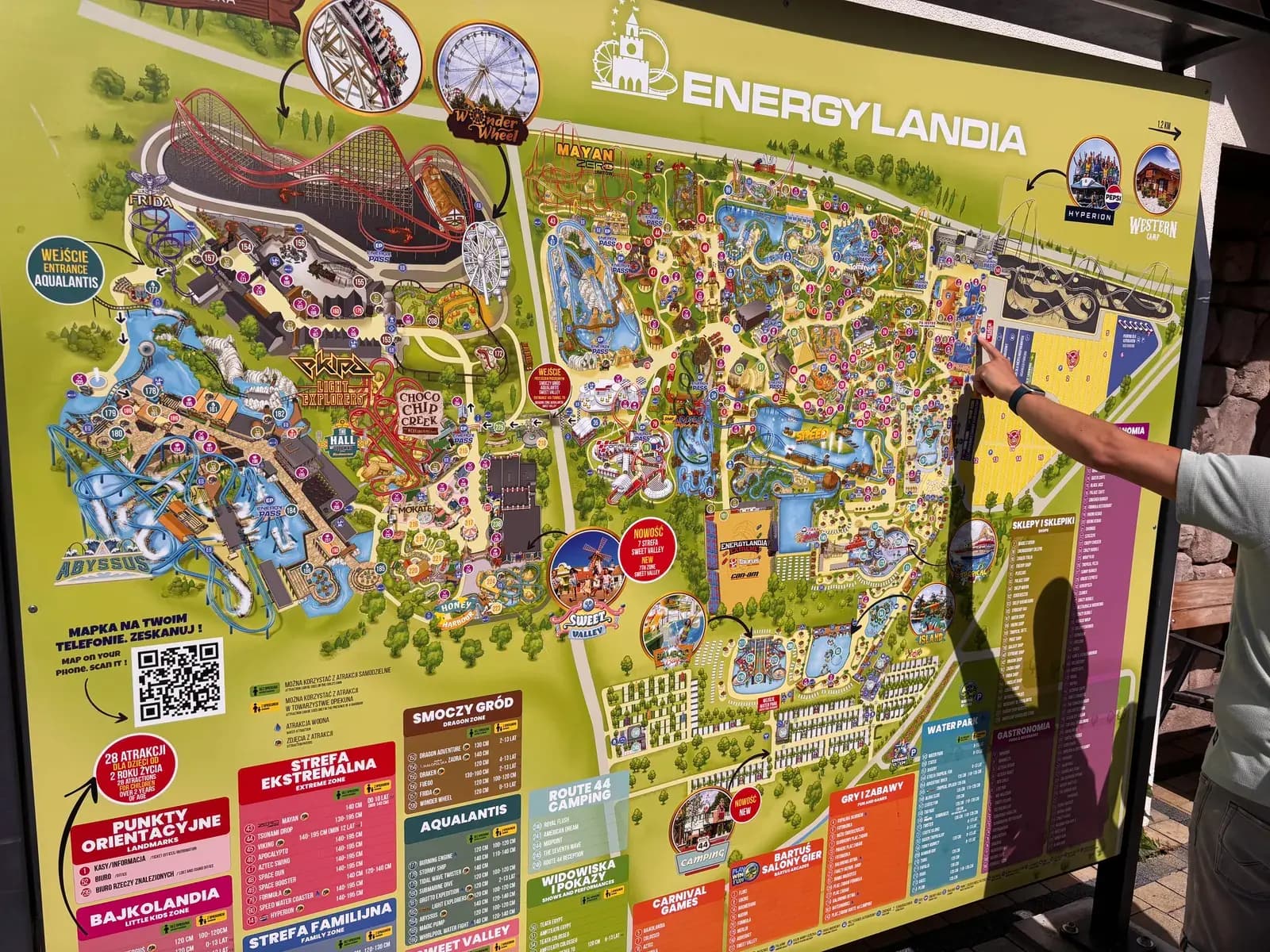 Strutture e scenografie del parco Energylandia