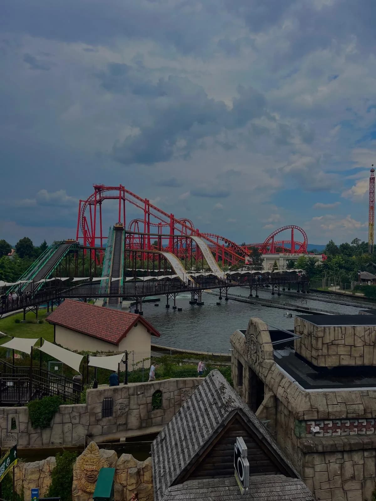 Un'attrazione ad alta emozione di Energylandia, uno dei più grandi parchi d'Europa