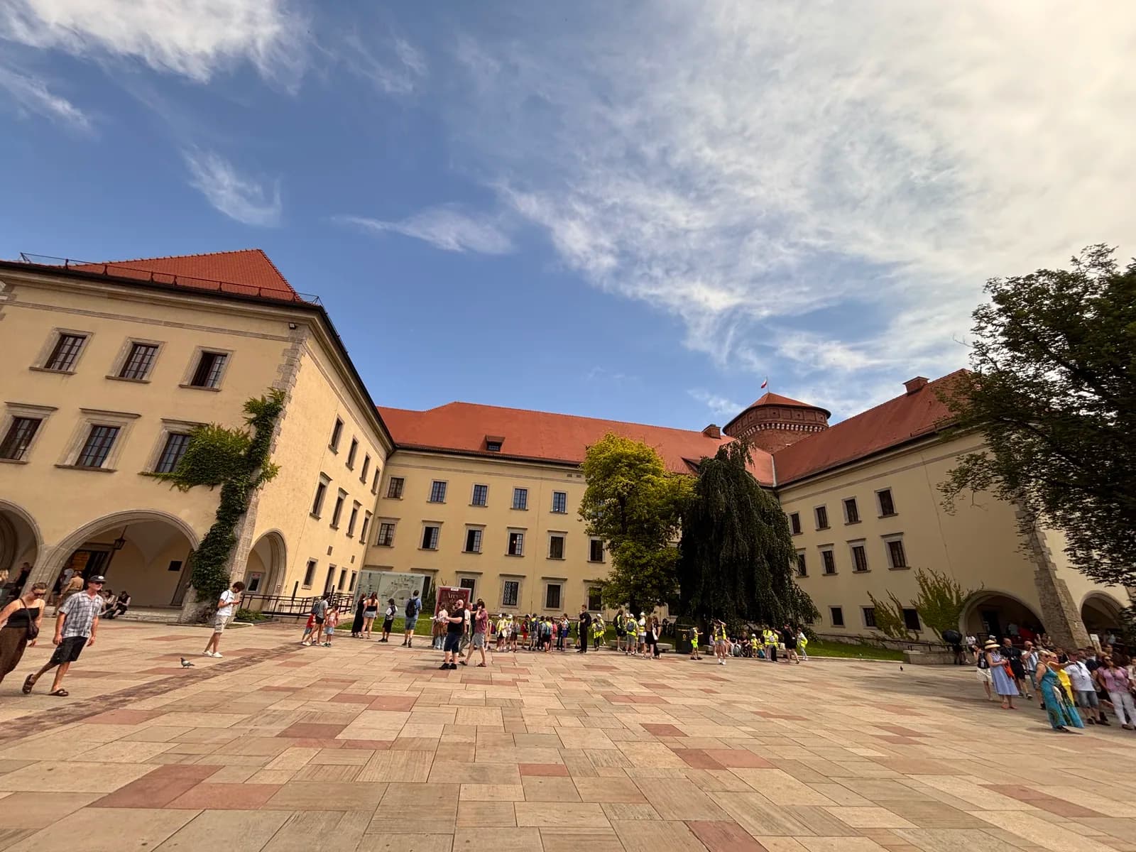 Die Wehrmauern und Gebäude des Königsschlosses Wawel
