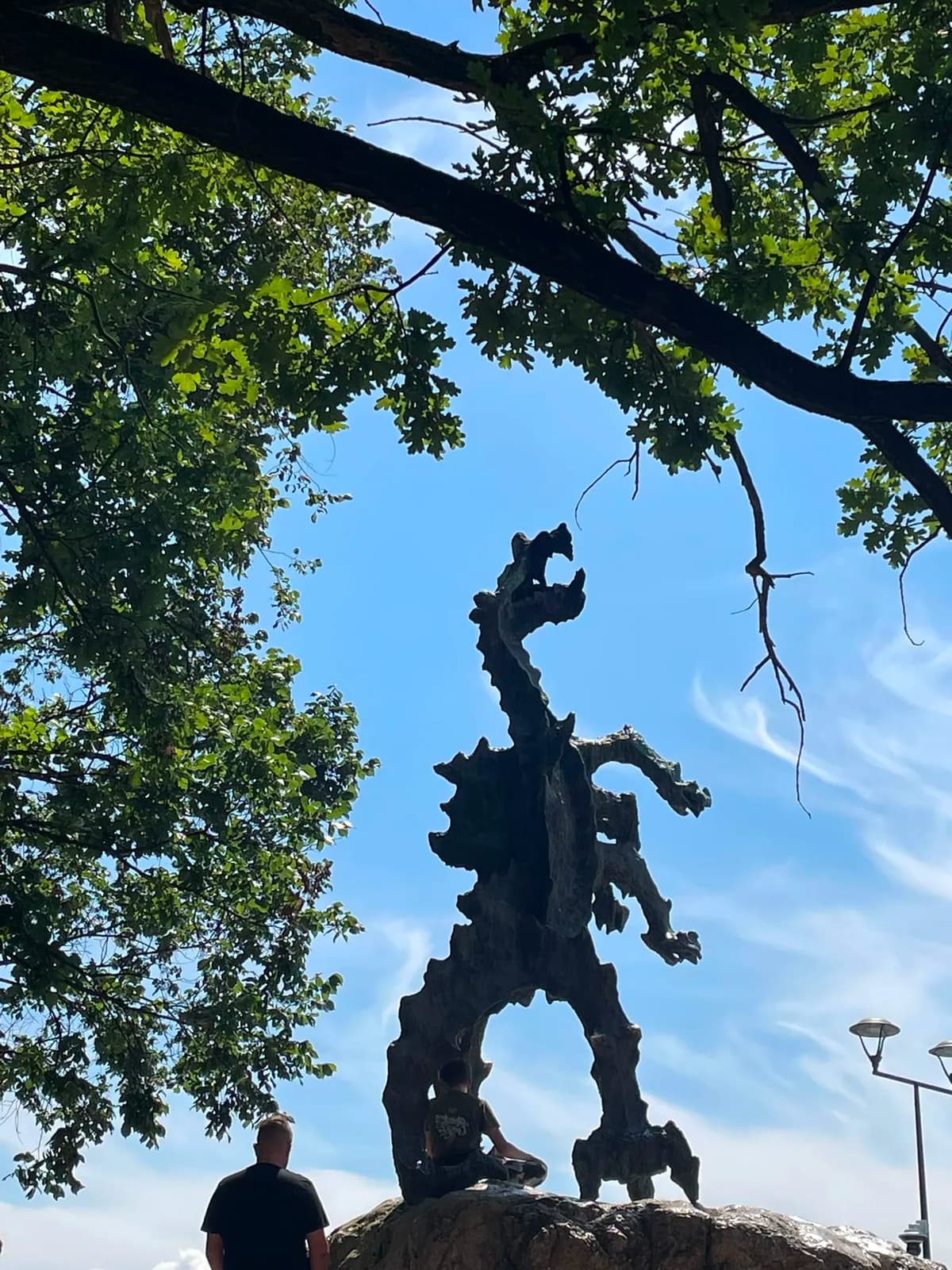 La statue en fer du dragon de Wawel, au bord de la Vistule, Cracovie