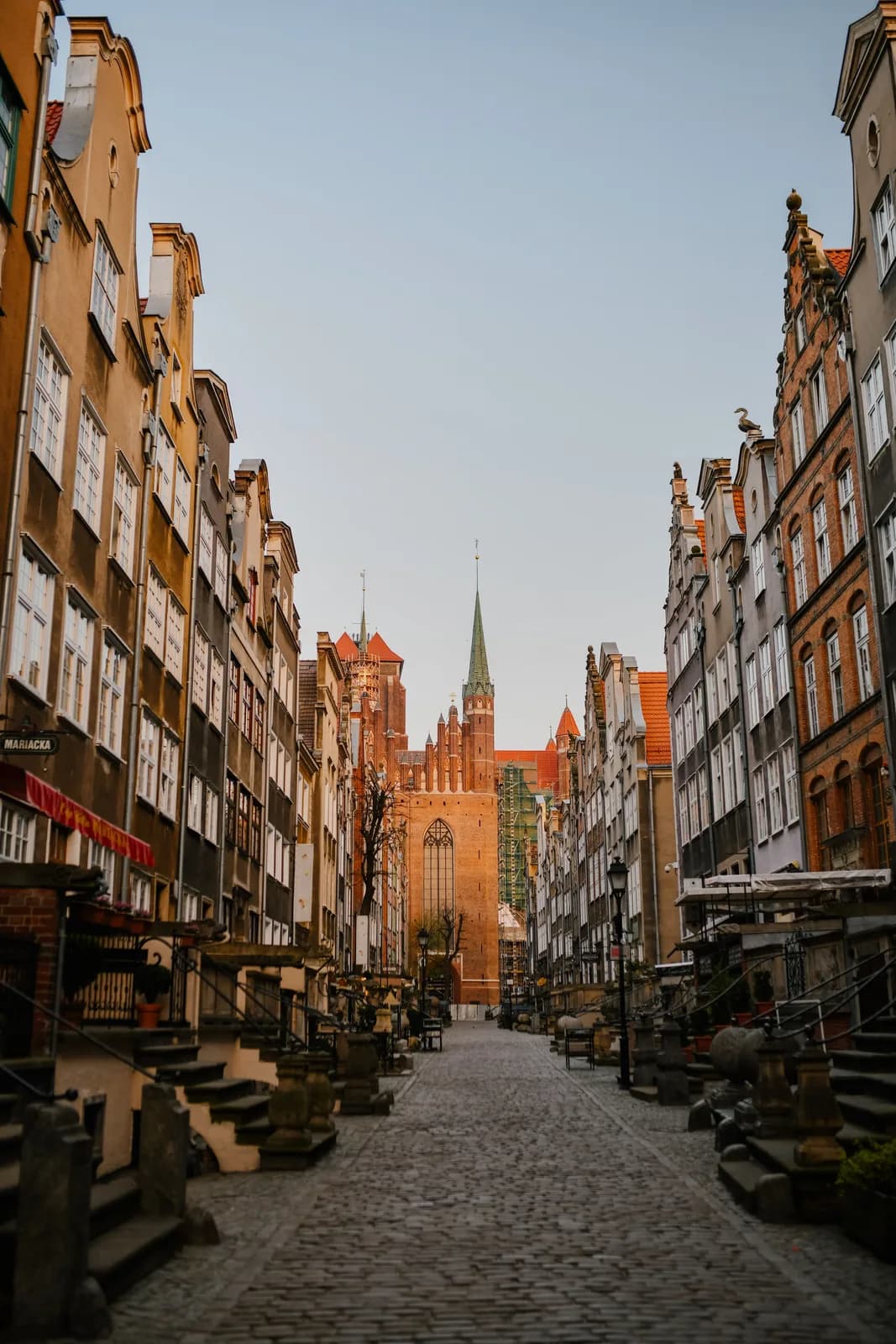 La rue Mariacka, célèbre pour ses perrons ornés et ses vendeurs d'ambre, dans la vieille ville de Gdańsk
