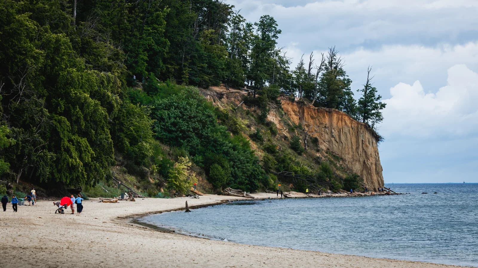La plage au pied de la falaise d'Orłowo, à Gdynia
