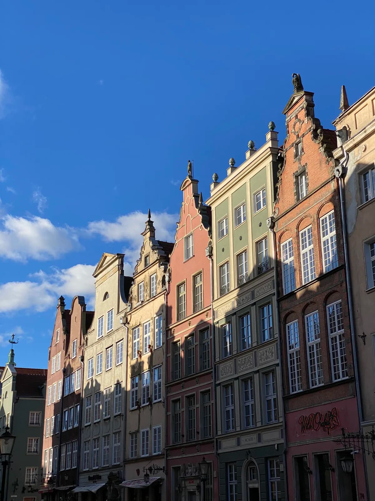 Façades colorées des maisons hanséatiques de la rue Długa, à Gdańsk