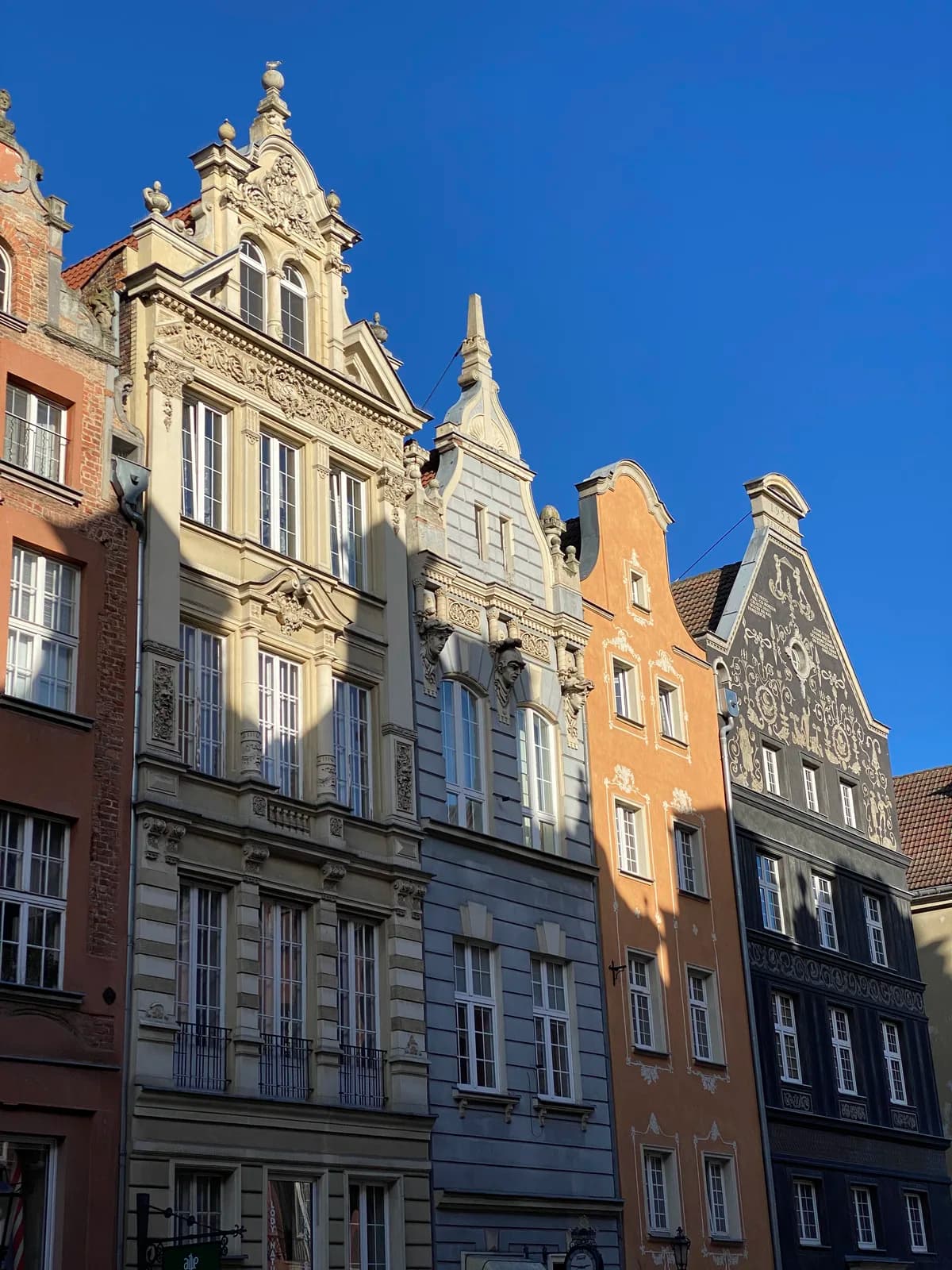 Détail des façades ornées de la rue Długa, à Gdańsk