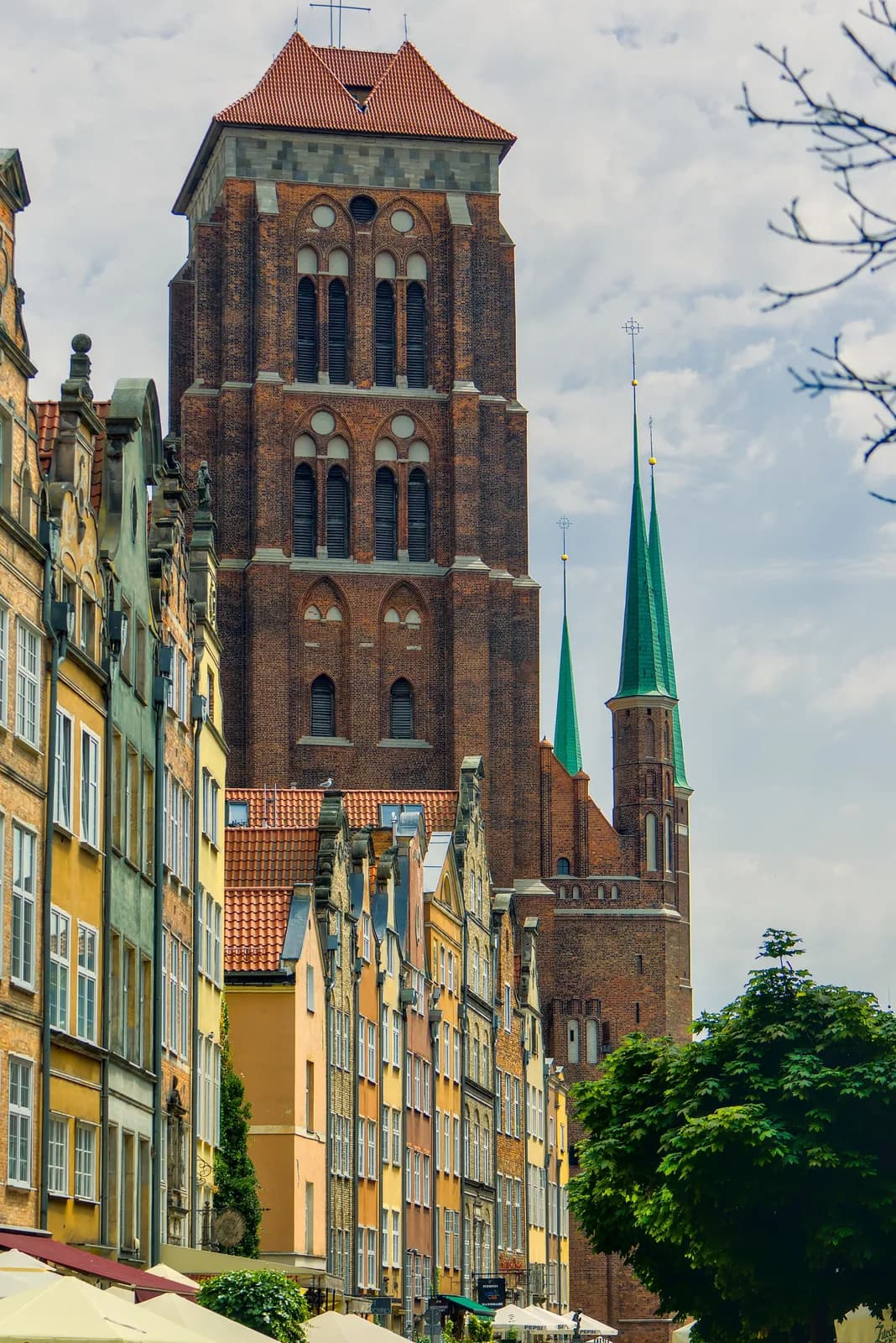 La tour de la basilique Sainte-Marie, vue depuis la place Długi Targ, à Gdańsk