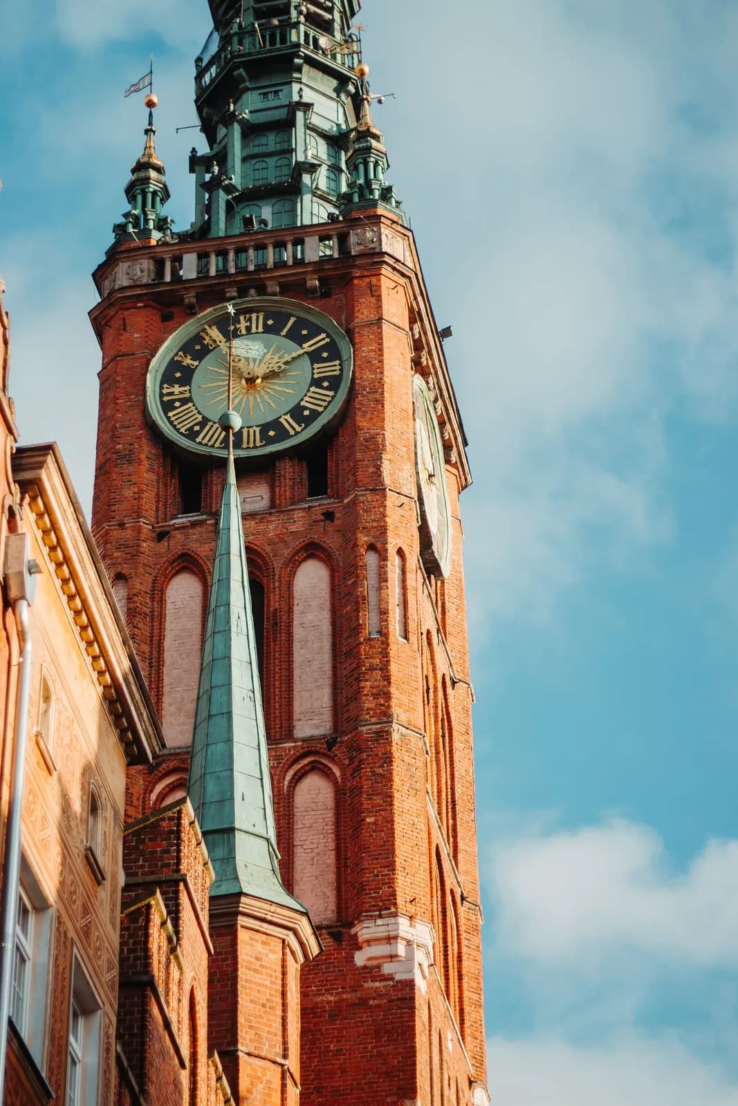 La tour de l'hôtel de ville de Gdańsk (Ratusz Głównego Miasta) et son horloge, rue Długa