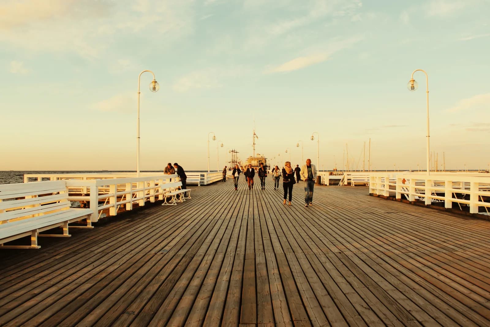Le môle de Sopot au coucher du soleil, avec le pavillon au bout de la jetée