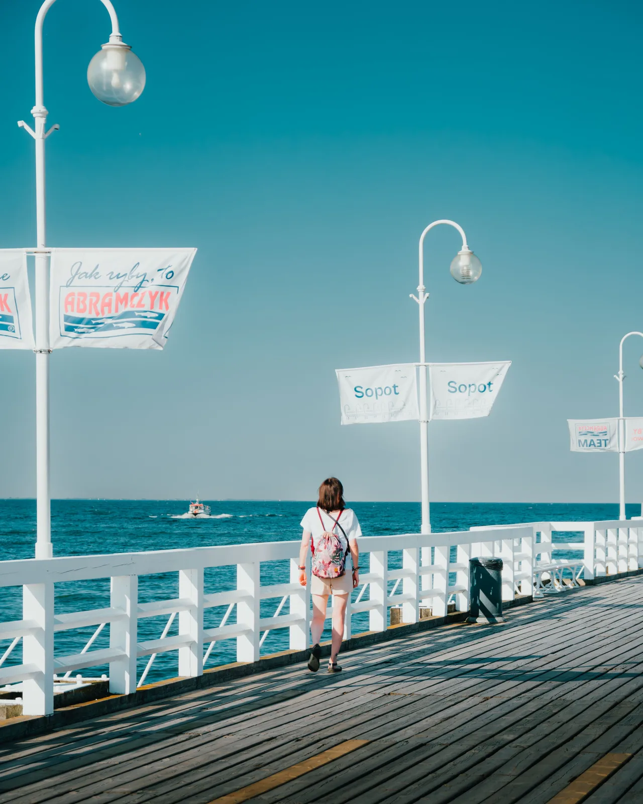 Une promeneuse sur le môle de Sopot, avec vue sur la mer Baltique