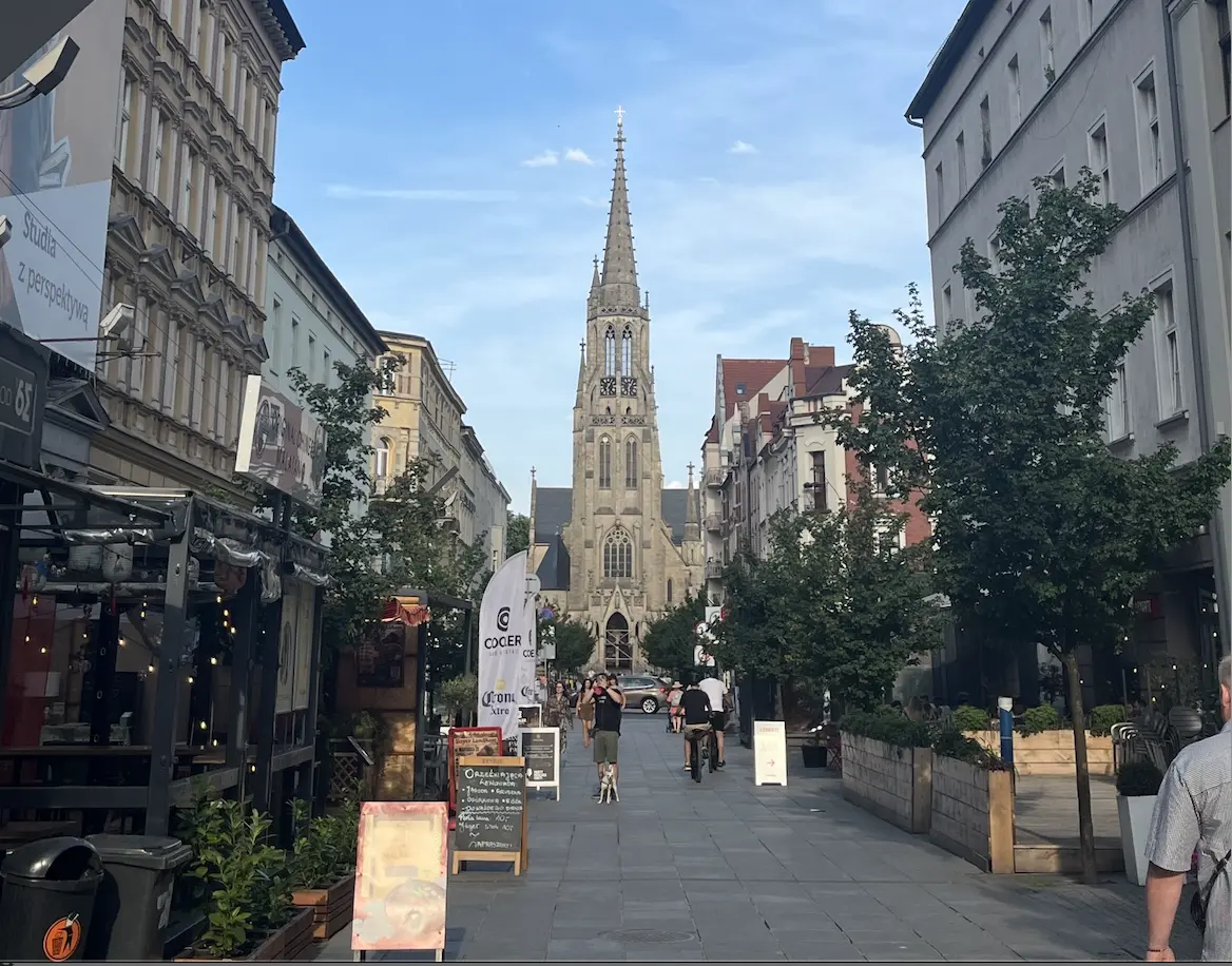 La rue Mariacka et son église Sainte-Marie, au cœur de Katowice