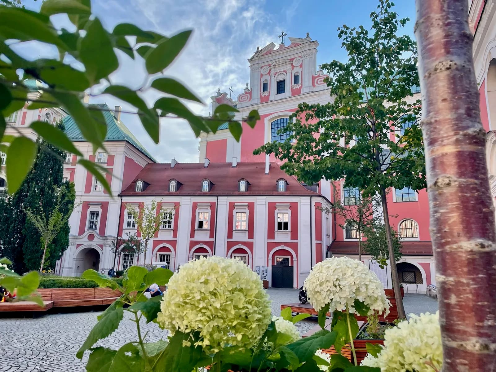 La cour d'une église baroque rose à Poznań