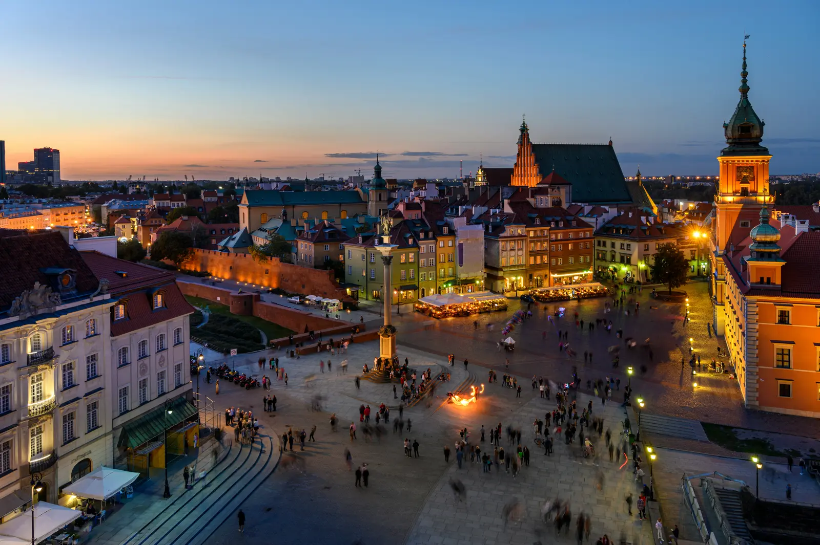 La place du Château (Plac Zamkowy) et la vieille ville de Varsovie au crépuscule