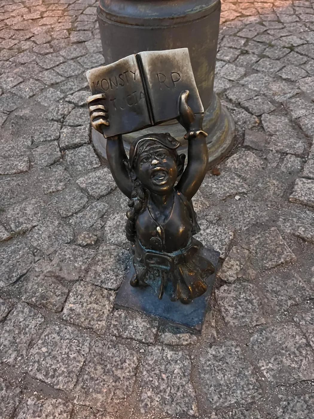 Un nain de bronze dans les rues de Wrocław
