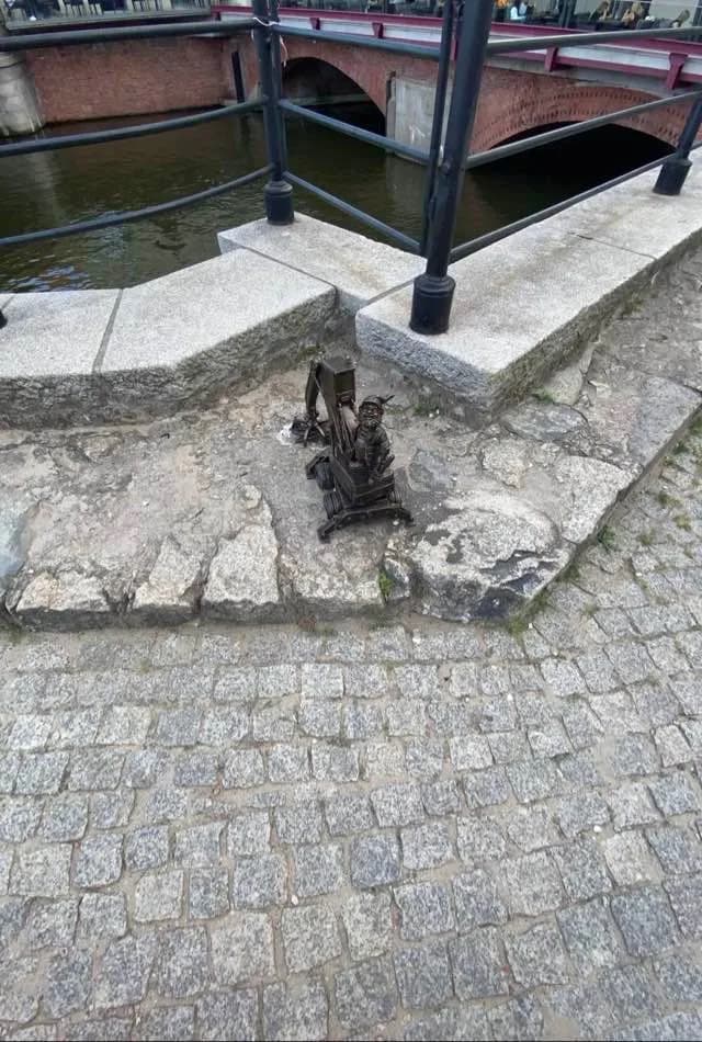 Nain de Wrocław sur une place piétonne