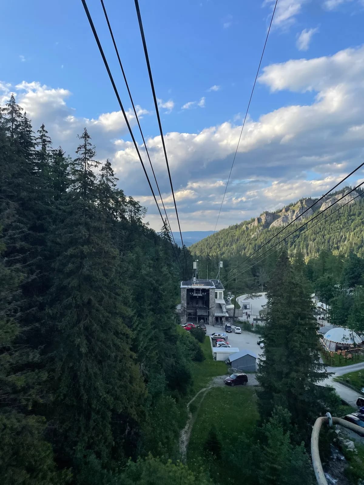 Vue depuis le téléphérique de Kasprowy Wierch, avec la station de Kuźnice en contrebas