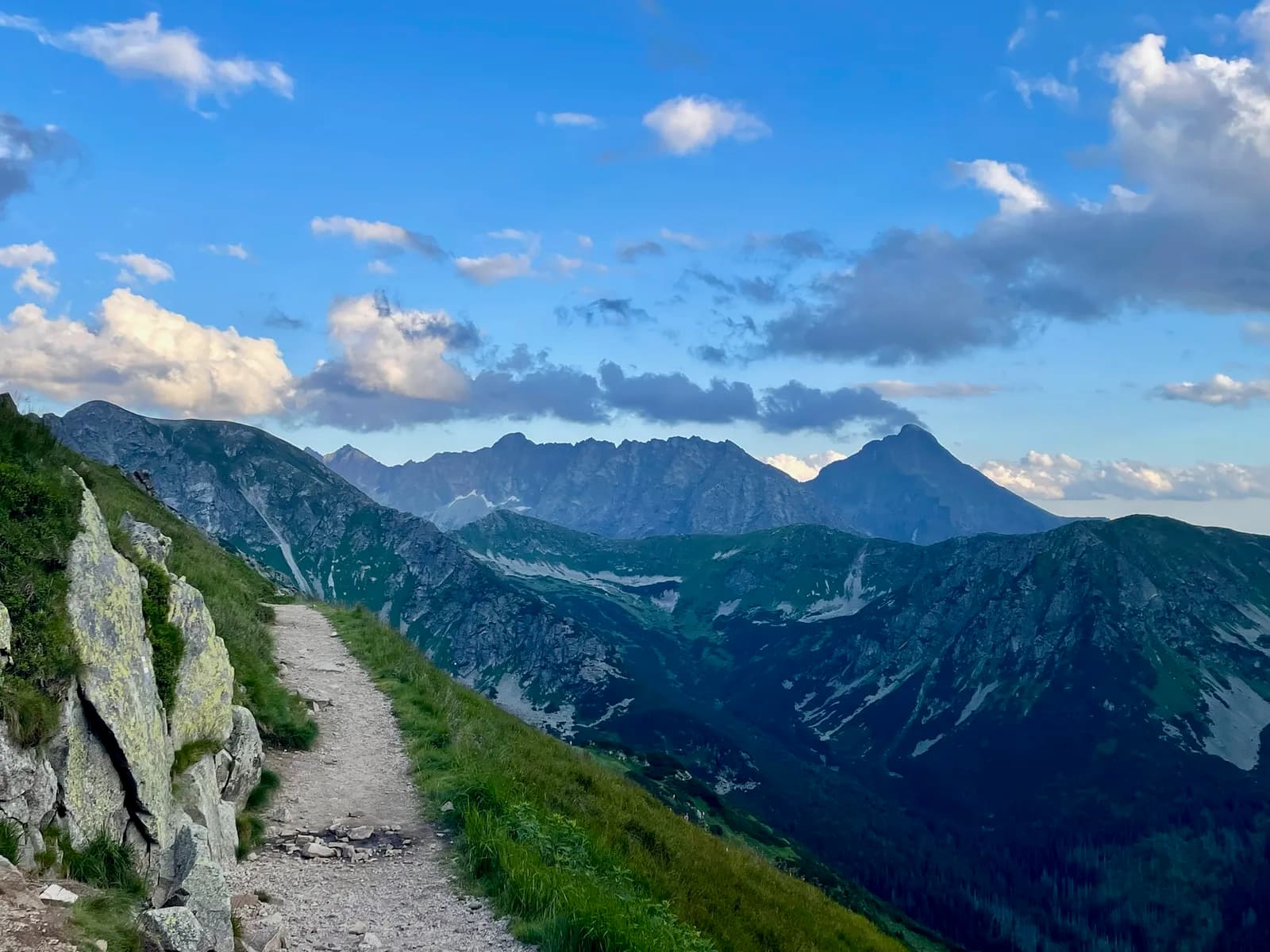 Panorama sur les Tatras depuis un sentier de randonnée près de Ciche