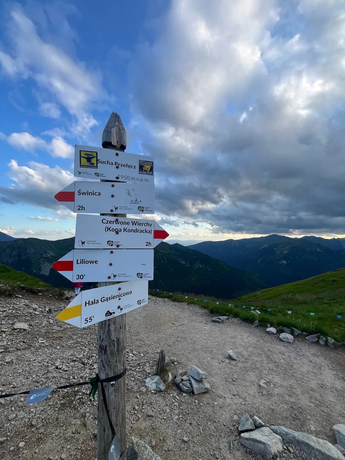 Panneau de signalisation des sentiers au sommet de Kasprowy Wierch (Sucha Przełęcz, 1950 m)