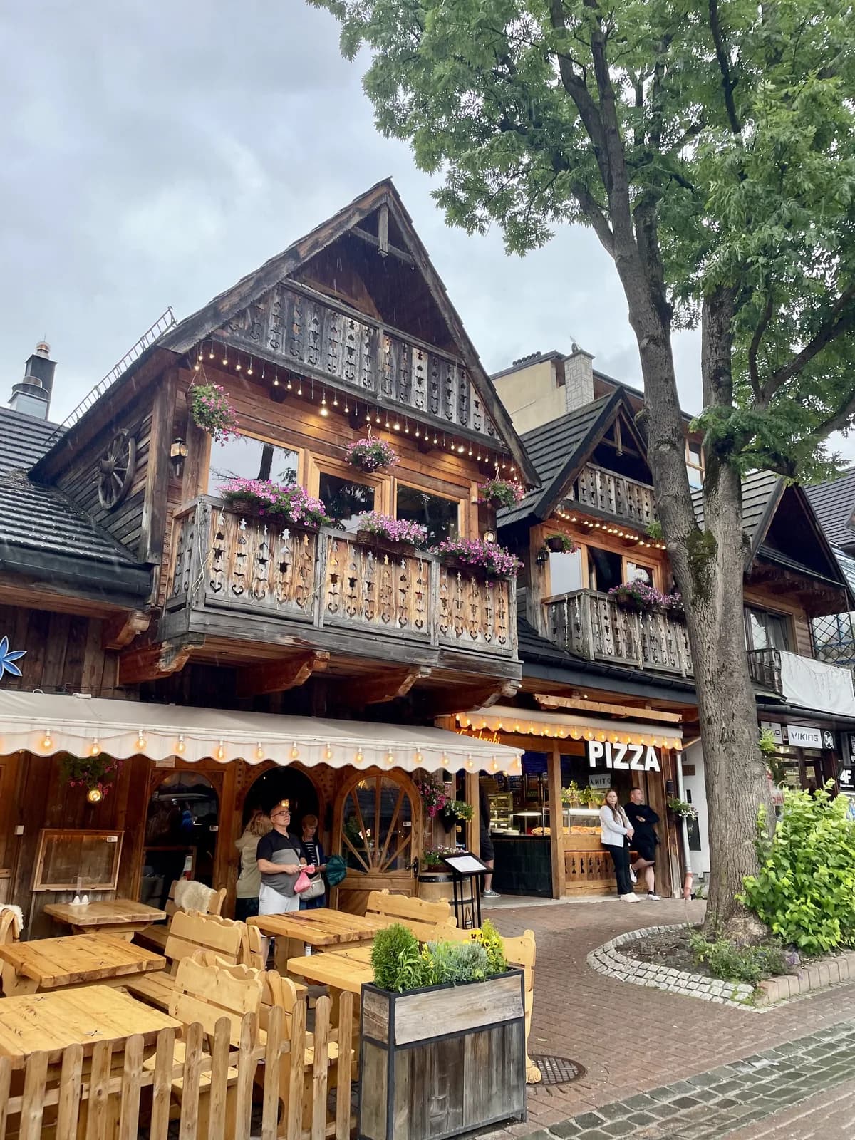 Une maison en bois traditionnelle dans la rue Krupówki, Zakopane