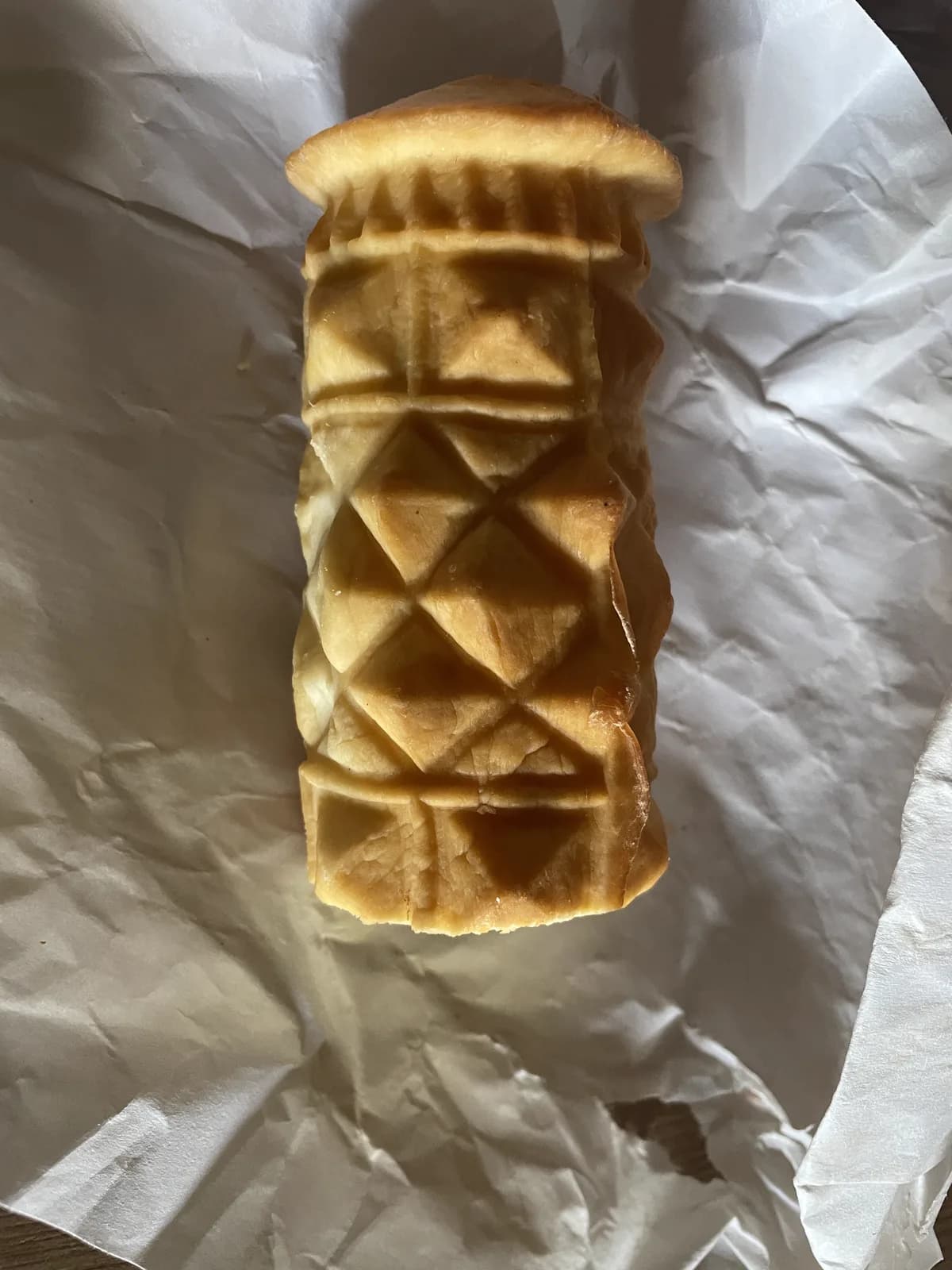 Un oscypek, fromage de brebis fumé typique du Podhale, acheté rue Krupówki