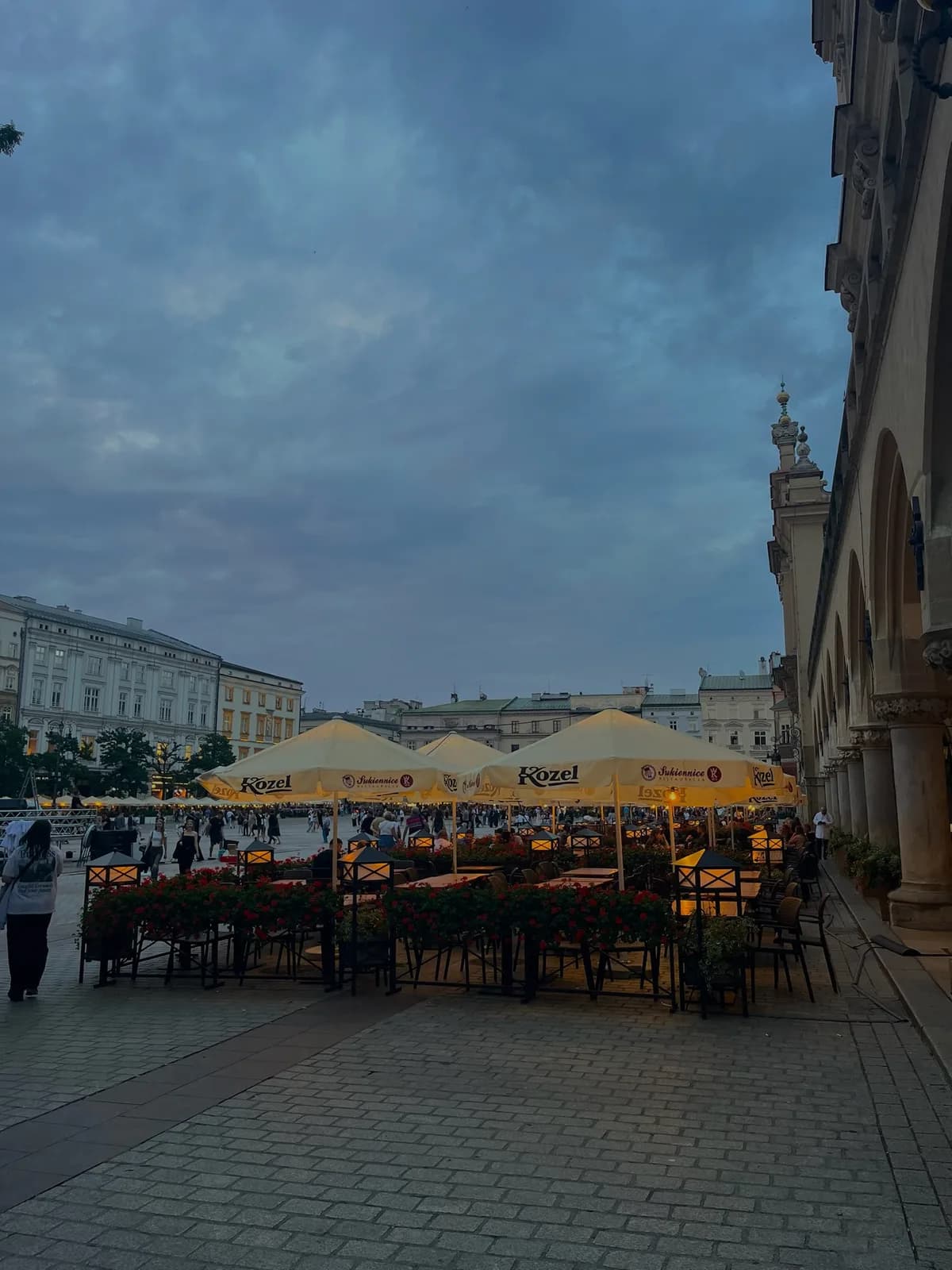 Les terrasses de la place du Marché Principal de Cracovie en été, à l'emplacement du marché de Noël