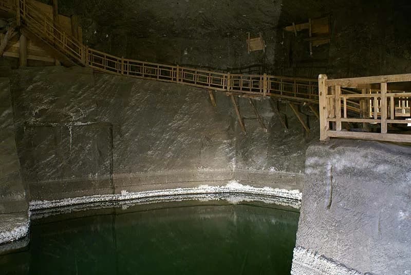 Ein unterirdischer See mit grünem Schimmer im Salzbergwerk Wieliczka
