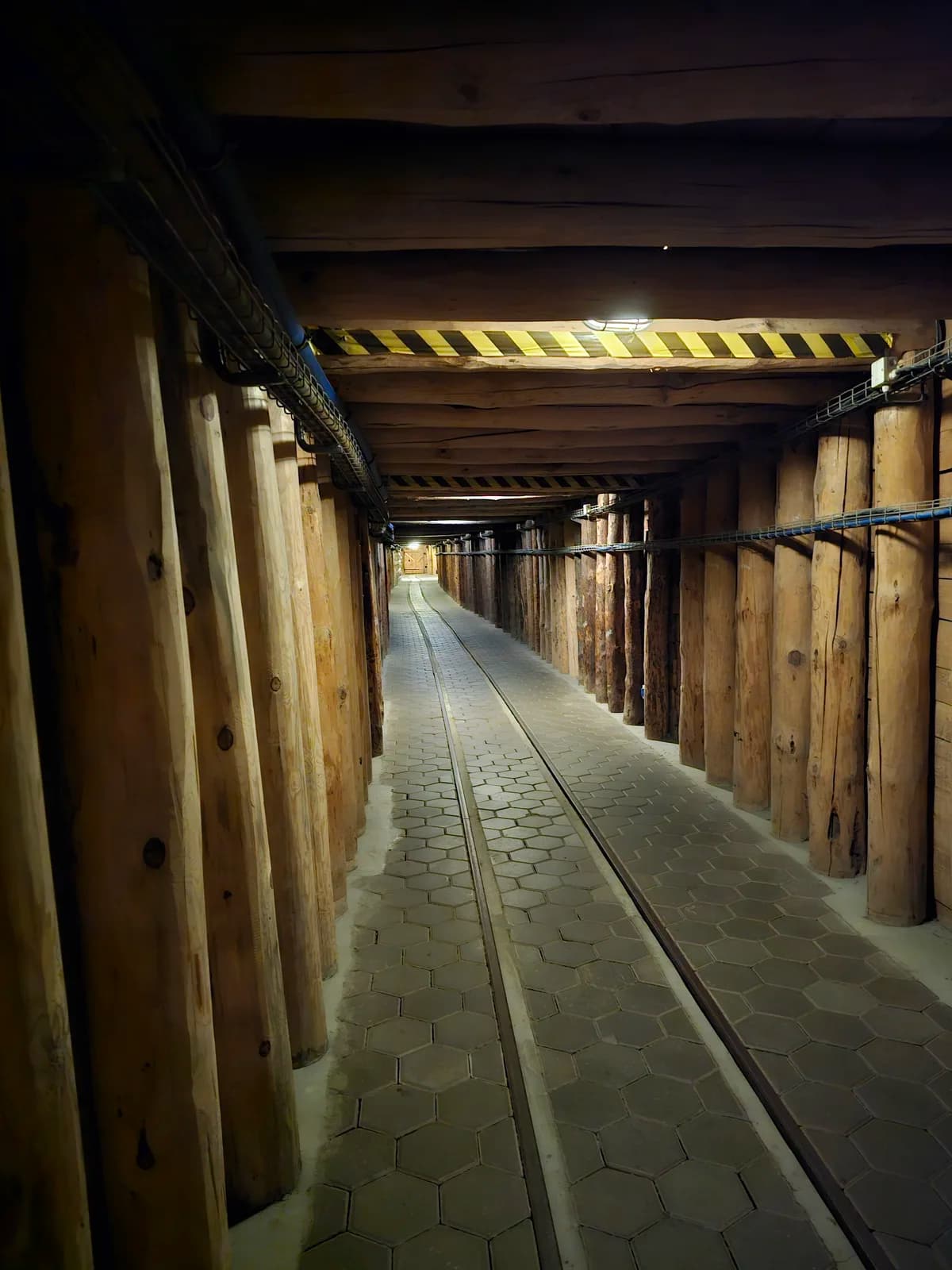 Ein hölzerner Stollen auf der Touristenroute des Salzbergwerks Wieliczka