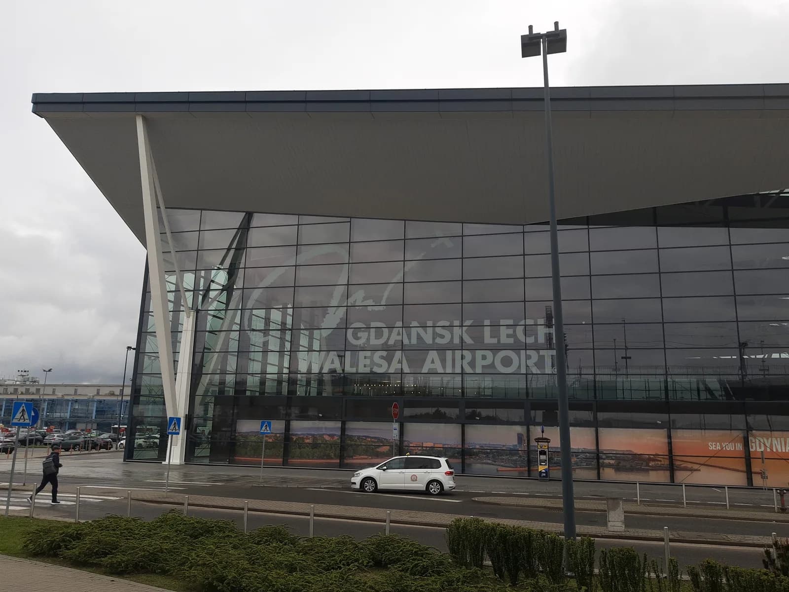 La façade de l'aéroport Lech-Wałęsa de Gdańsk