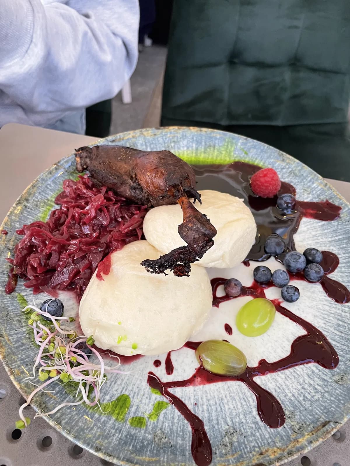 Confit de canard, chou rouge et kluski