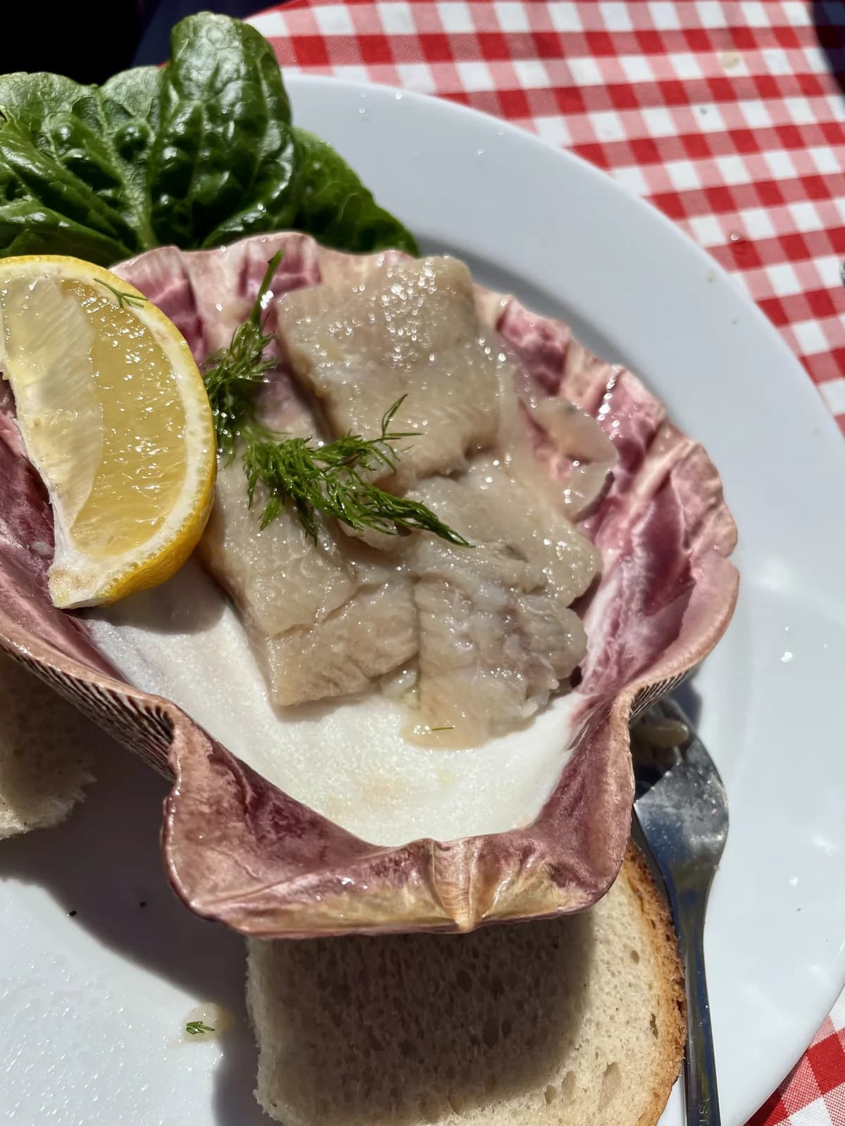 Hareng à la polonaise, servi à l'aneth et au citron dans une coquille