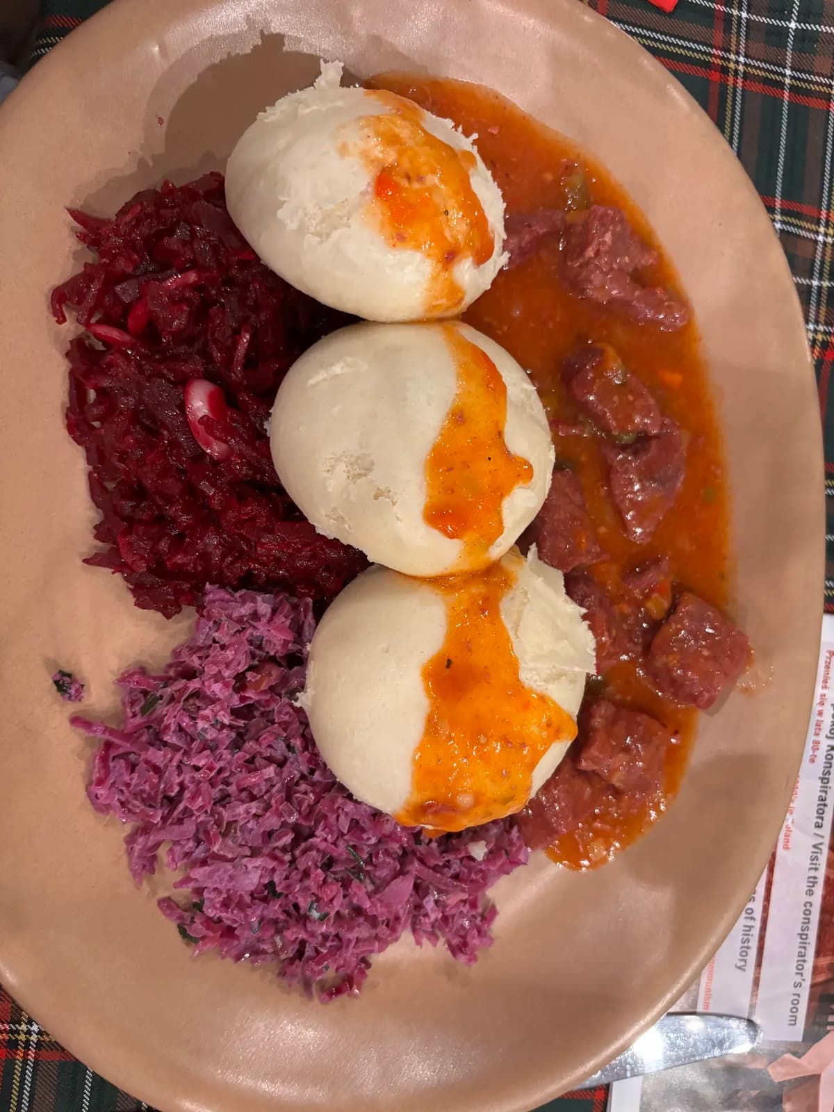 La Solidarność Polsko-Czesko-Słowacka, petits pains vapeur, goulasch de bœuf et salades, à la Restauracja Konspira