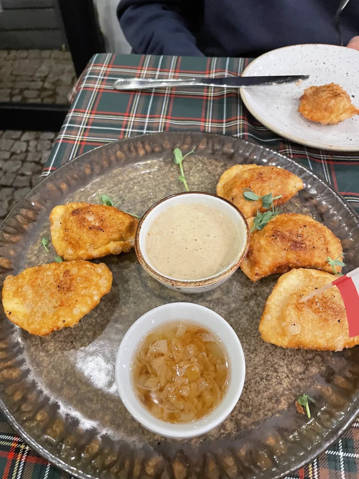 Les pierogi Antykomunistyczne, pierogi frits farcis à la viande, à la Restauracja Konspira à Wrocław