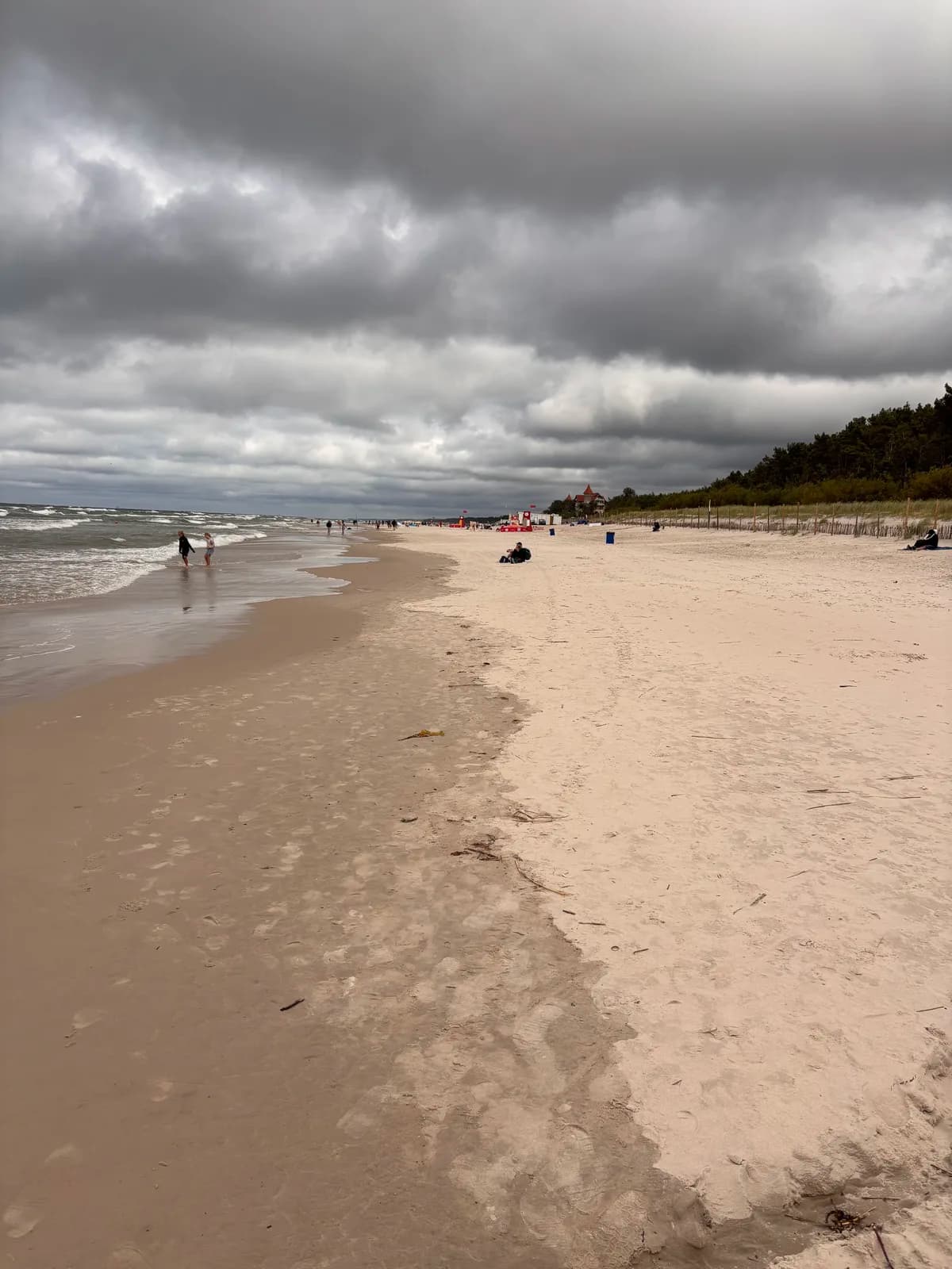 La plage de la mer Baltique à Łeba