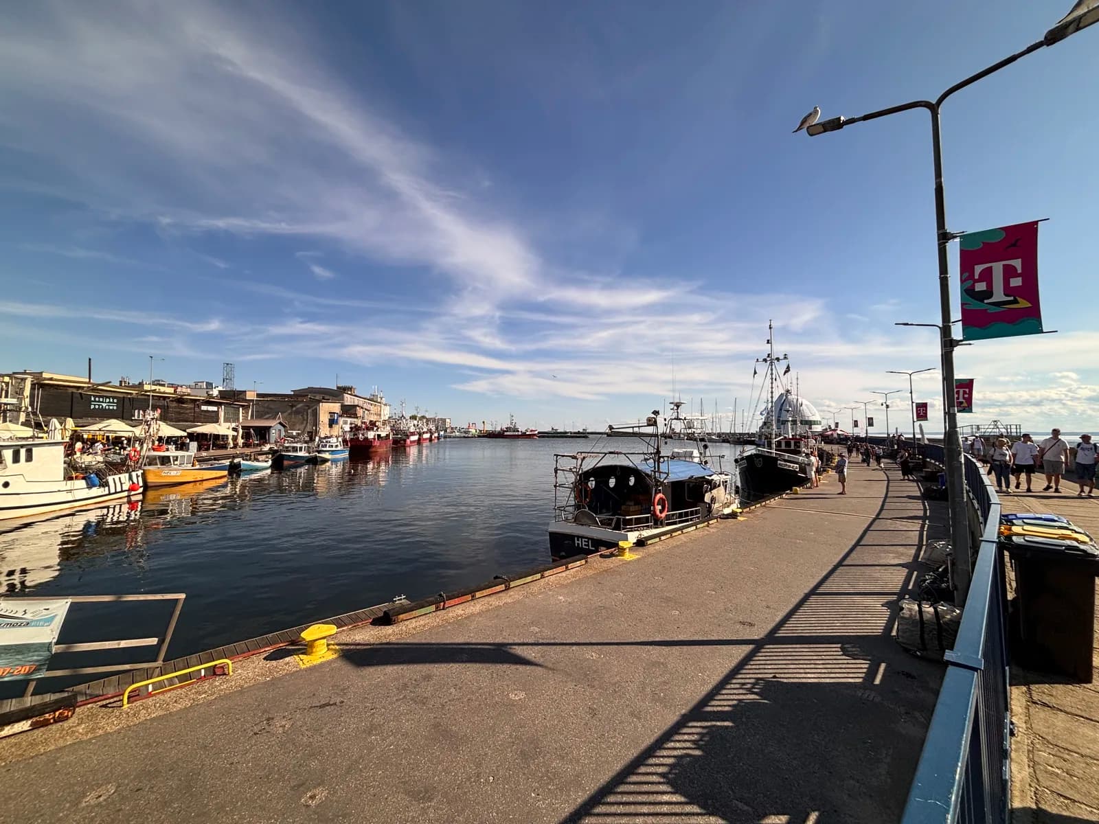 Les bateaux de pêche amarrés au port de Hel