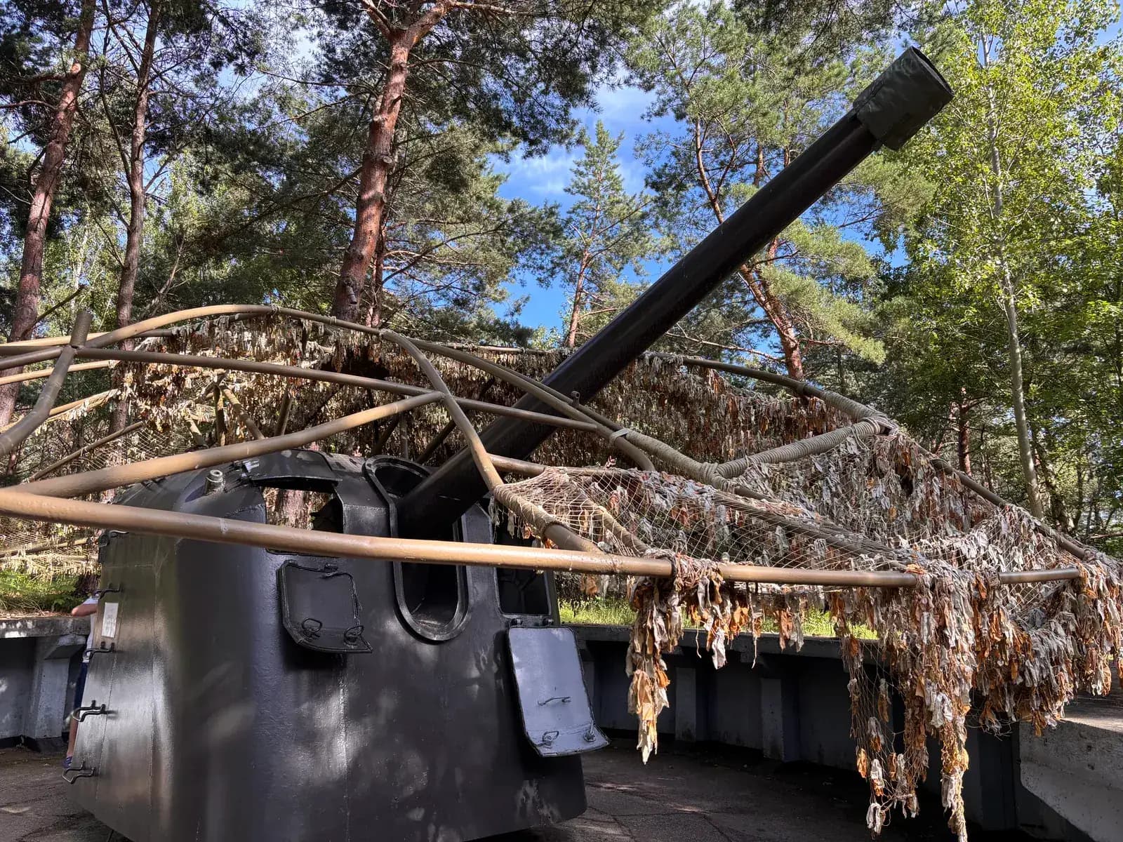 Le canon d'une pièce d'artillerie côtière, dans un bunker forestier de Hel