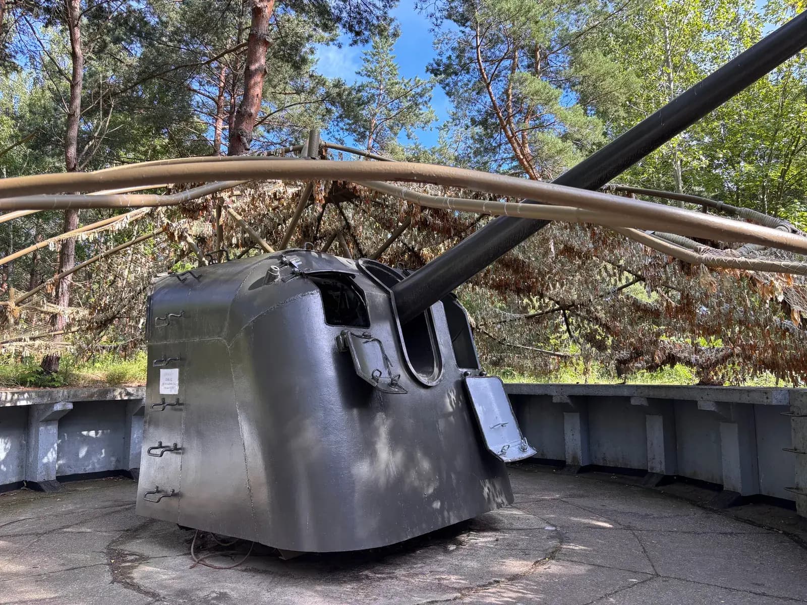 Une pièce d'artillerie côtière dans un bunker forestier de la presqu'île de Hel