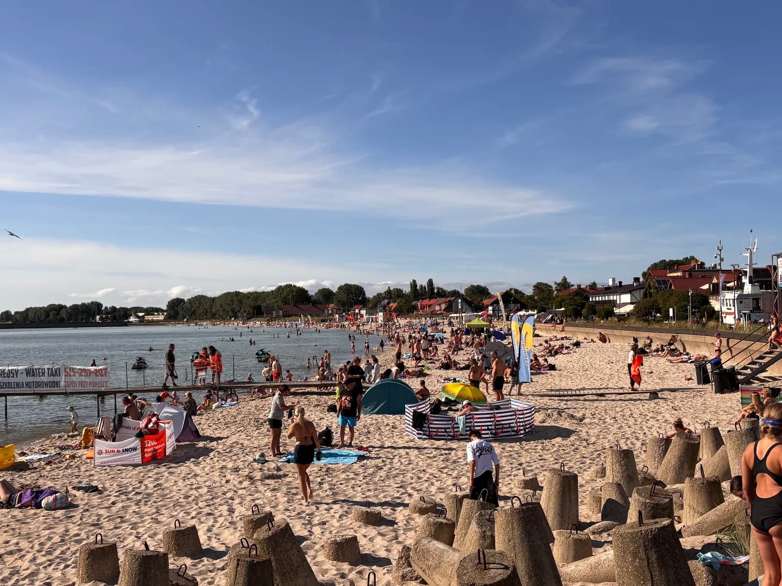 La plage de Hel bondée en été, avec des blocs de béton (tétrapodes) en premier plan