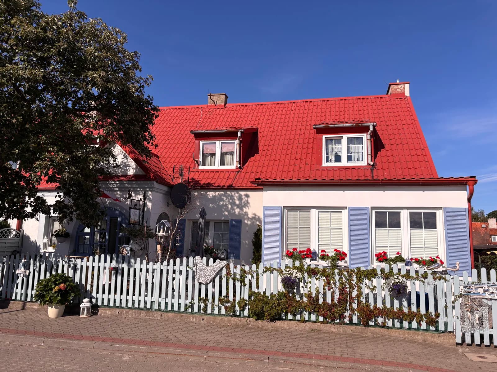 Une maison typique du village de Hel, aux volets bleus