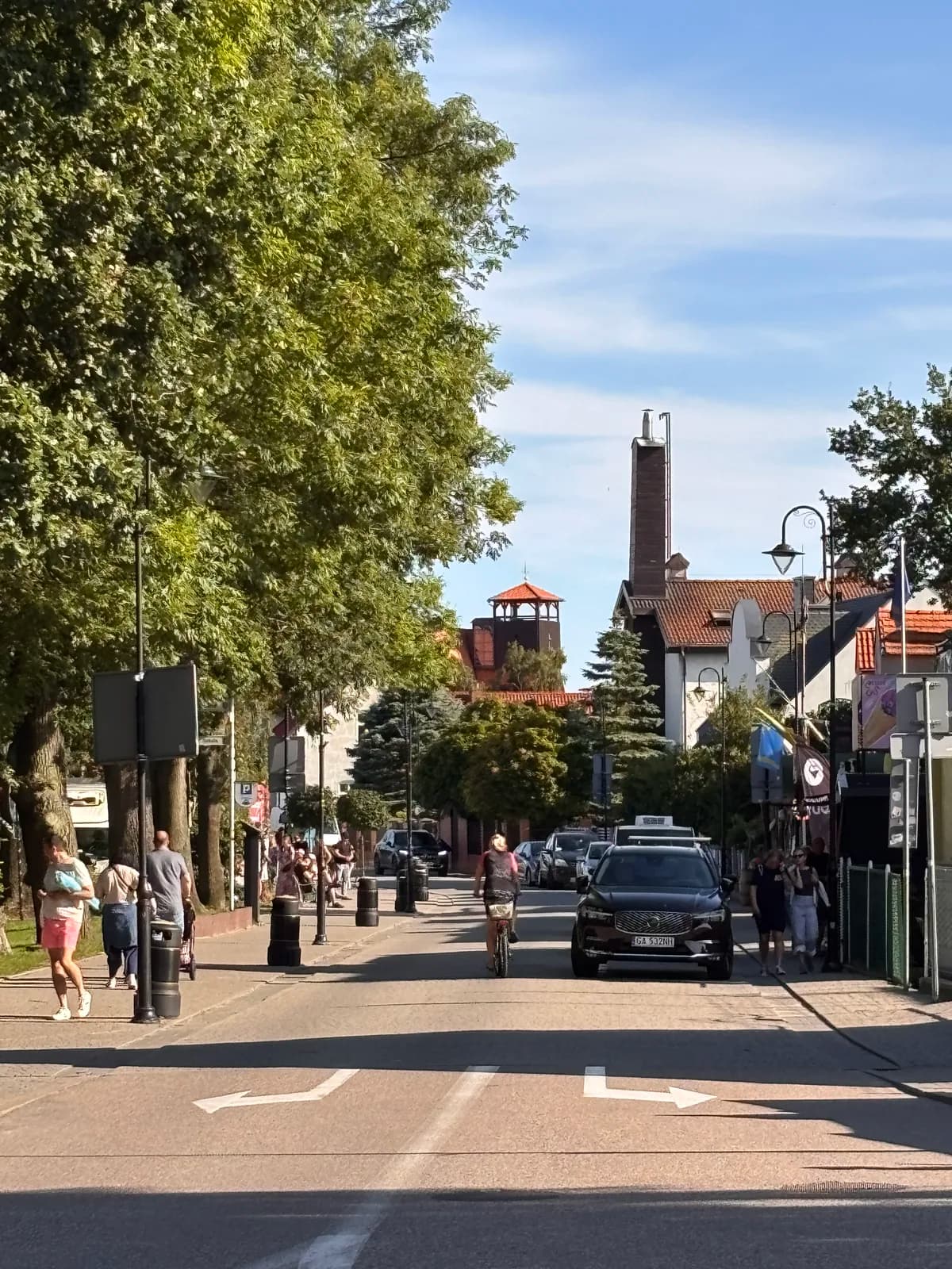 Rue du village de Hel, entre vélos et voitures